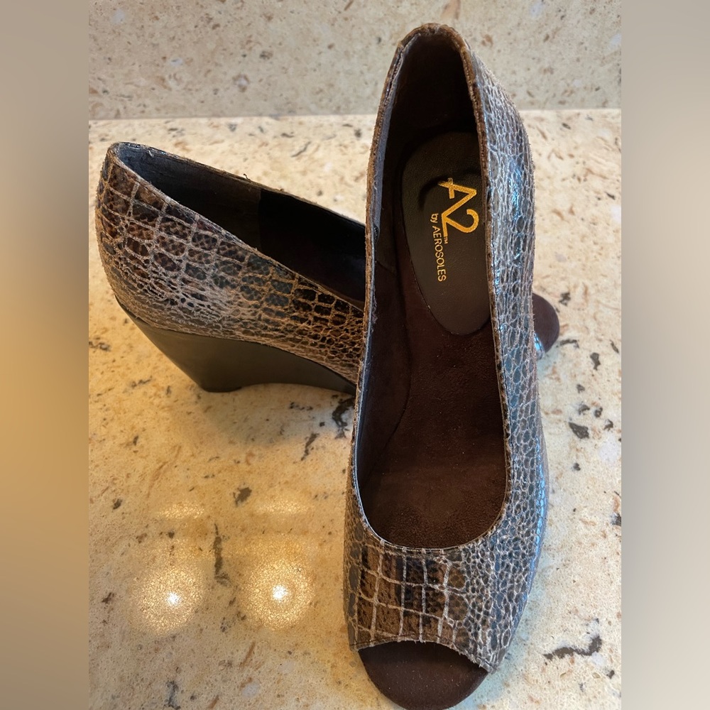 AEROSOLES BRINGS A LOOK-A-LIKE LIZARD SKIN WEDGE FRONT AND CENTER FOR STYLE
